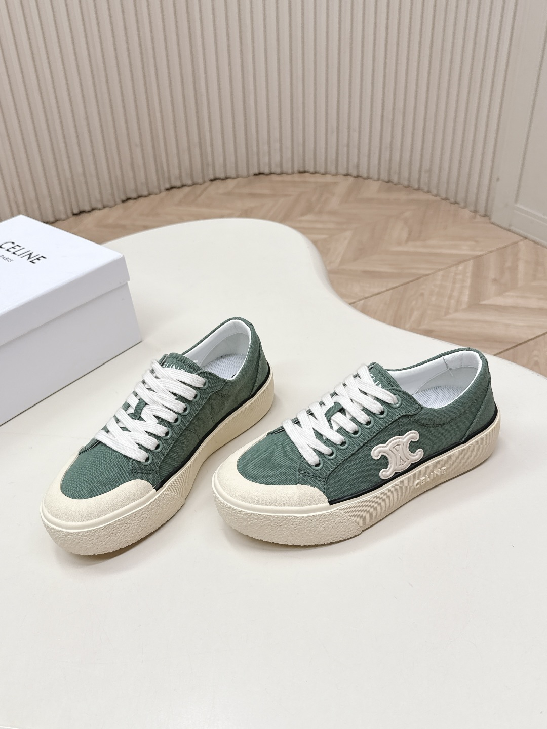 厚底 Celine 赛琳 26新款凯旋门德训鞋阿甘鞋帆布鞋休闲鞋 这是充满街头感的一双鞋子，延续经典设计