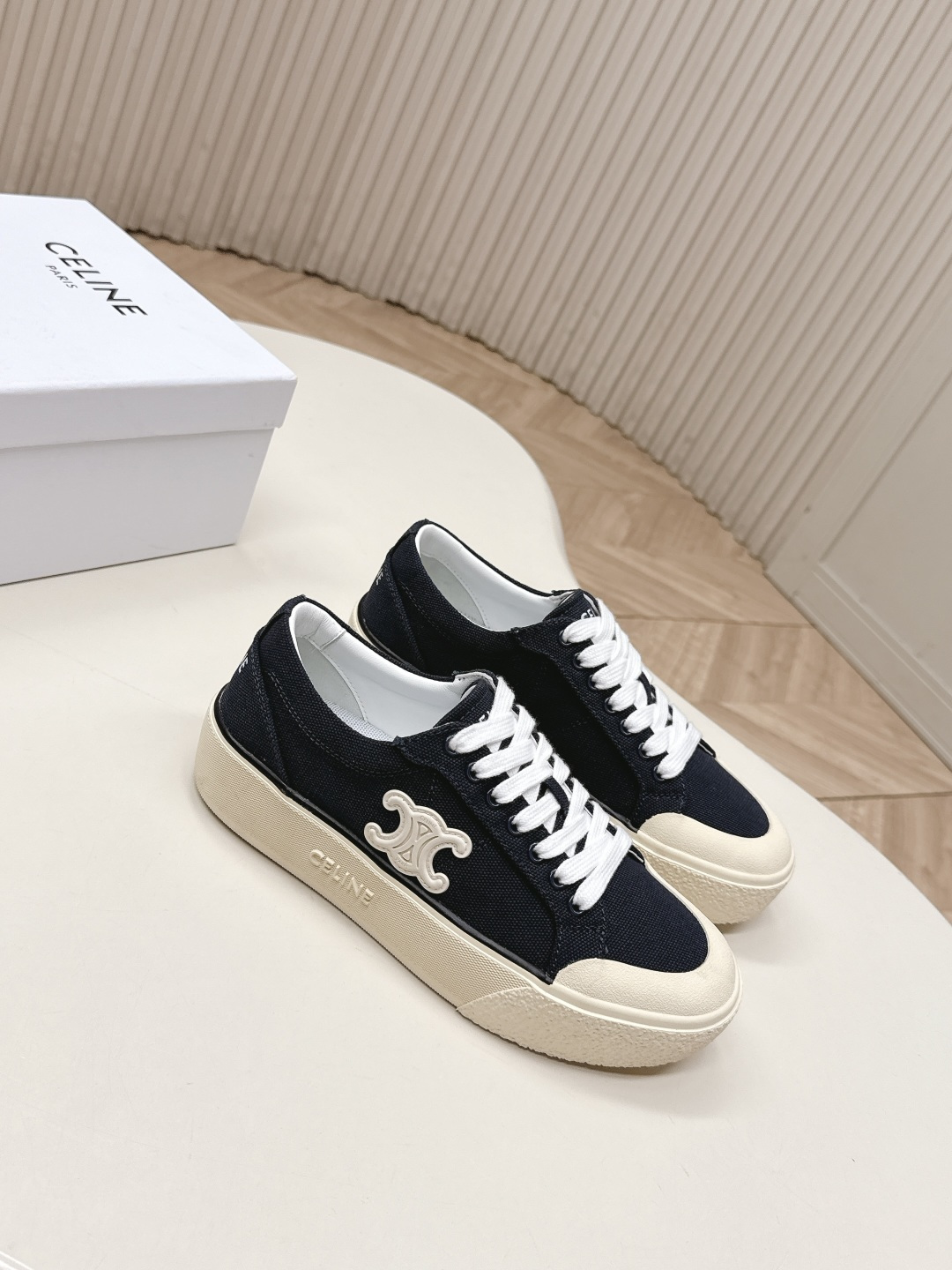 厚底 Celine 赛琳 26新款凯旋门德训鞋阿甘鞋帆布鞋休闲鞋 这是充满街头感的一双鞋子，延续经典设计