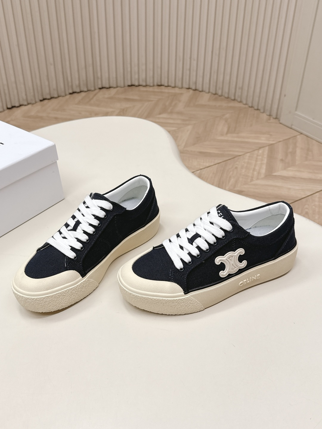 厚底 Celine 赛琳 26新款凯旋门德训鞋阿甘鞋帆布鞋休闲鞋 这是充满街头感的一双鞋子，延续经典设计