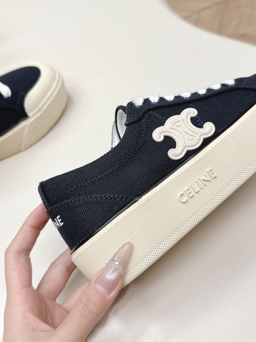厚底 Celine 赛琳 26新款凯旋门德训鞋阿甘鞋帆布鞋休闲鞋 这是充满街头感的一双鞋子，延续经典设计