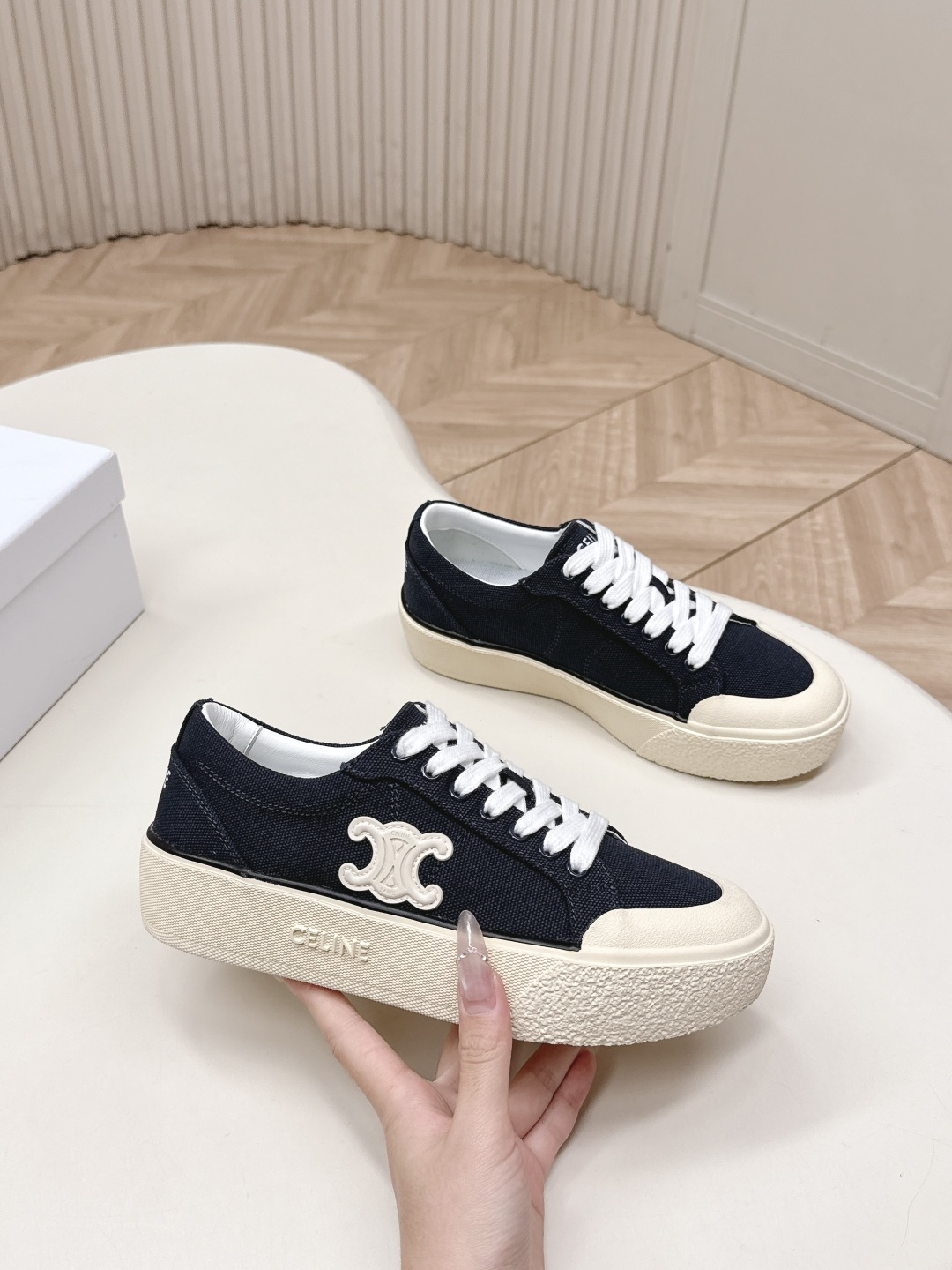 厚底 Celine 赛琳 26新款凯旋门德训鞋阿甘鞋帆布鞋休闲鞋 这是充满街头感的一双鞋子，延续经典设计