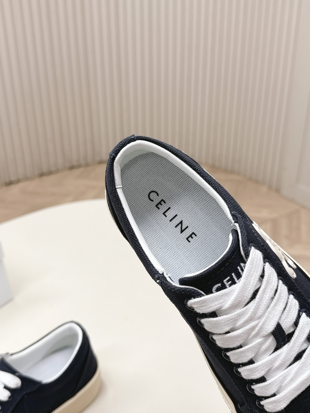 厚底 Celine 赛琳 26新款凯旋门德训鞋阿甘鞋帆布鞋休闲鞋 这是充满街头感的一双鞋子，延续经典设计