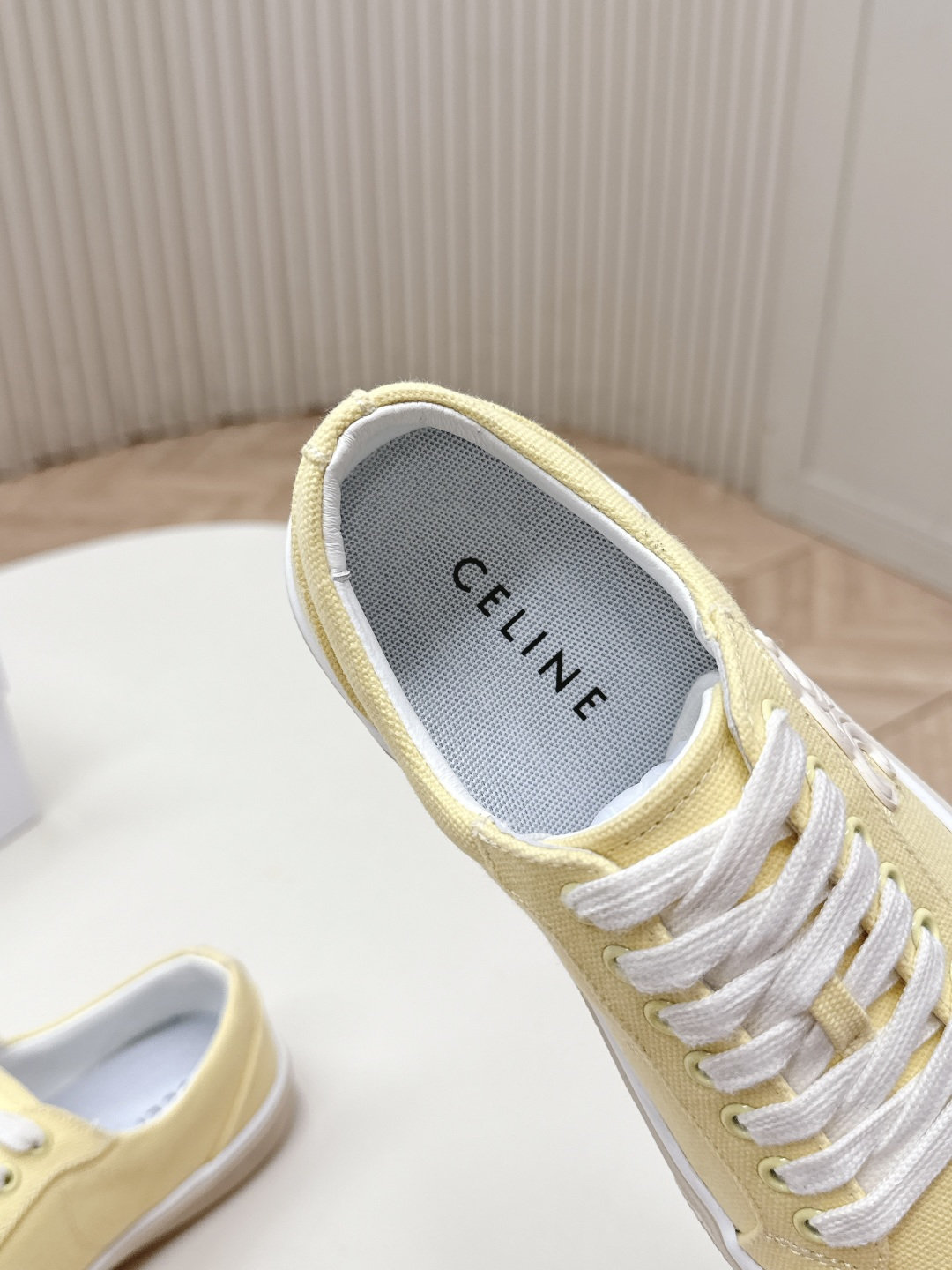 薄底Celine 赛琳 26新款凯旋门德训鞋阿甘鞋帆布鞋休闲鞋 这是充满街头感的一双鞋子，延续经典设计非