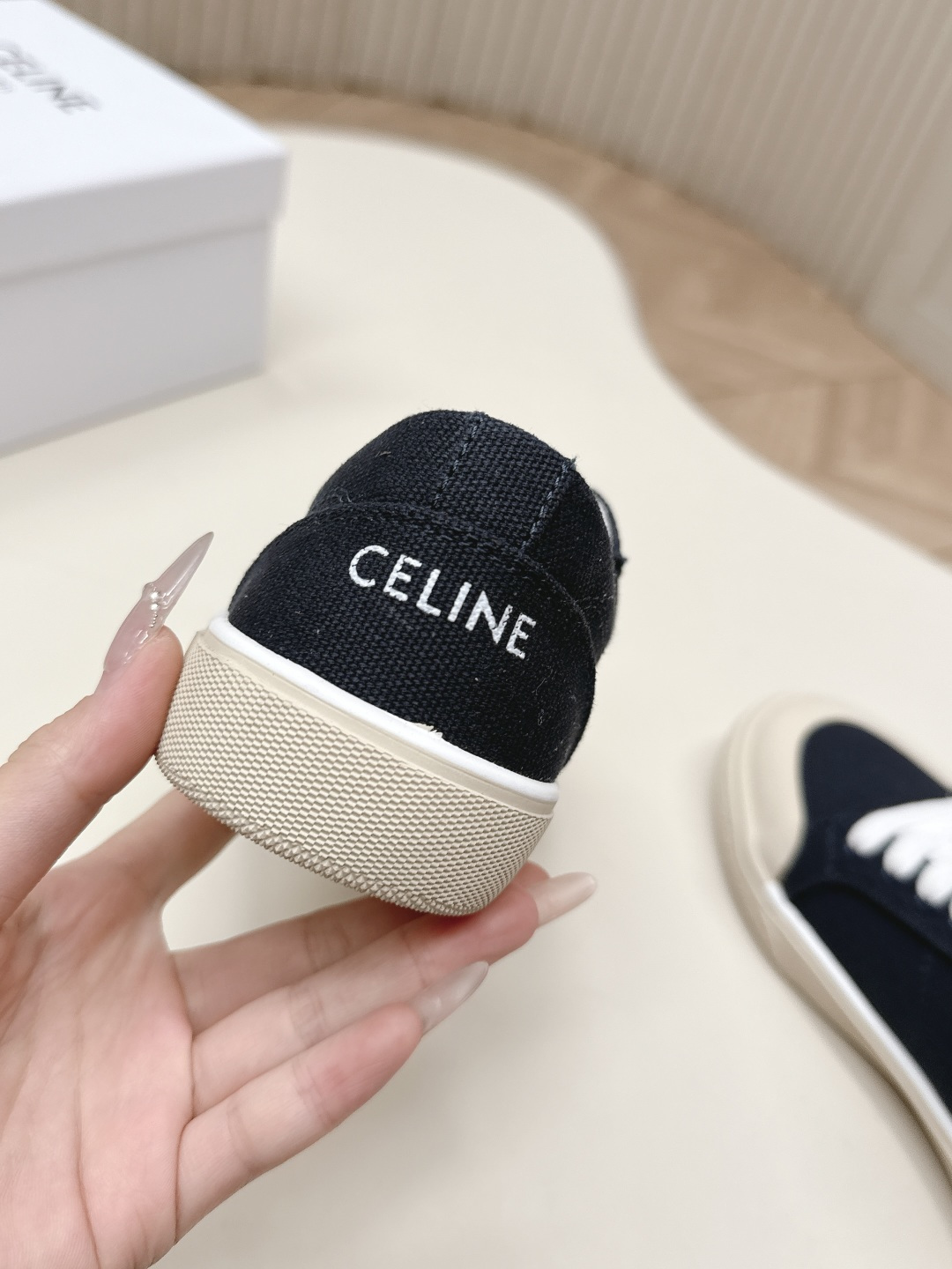 薄底Celine 赛琳 26新款凯旋门德训鞋阿甘鞋帆布鞋休闲鞋 这是充满街头感的一双鞋子，延续经典设计非
