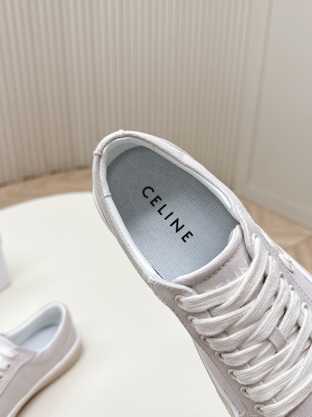 薄底Celine 赛琳 26新款凯旋门德训鞋阿甘鞋帆布鞋休闲鞋 这是充满街头感的一双鞋子，延续经典设计非