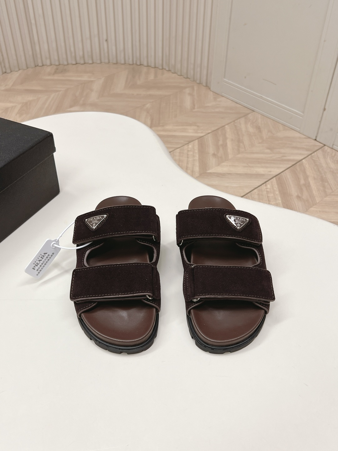 NO:819429,Prada 2026 spring and summer new slippers series triangular buckle thick-soled Velcro slippers, full leather high-end atmosphere, thick-soled soles with full diamonds, making the whole pair of shoes full of charming colors and satisfying various choices for fashionable people of different styles!  The iconic metal triangle logo is paired with the shape of ancient beach slippers. Every design element is fashionable!  Cow suede fabric, foot pads, foam outsole, size 35-40, slippers, prada, prada, slippers19860909,prada普拉达2026春夏新款拖鞋系列 三角扣厚底魔术贴拖鞋 全皮高级大气 厚底鞋底搭配全满钻 让整双鞋充满魅力色彩 满足不同风格时髦人士的多种选择！ 标志性金属三角标搭配古沙滩拖鞋造型,每一个设计元素都踩在时髦点上！牛反绒面料 垫脚 发泡大底 码数35-40,拖鞋,prada,prada,slippers,Women's Shoes