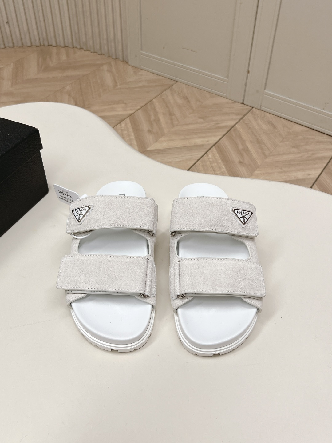 NO:875227,Prada's 2026 spring and summer new slippers series are released. Triangular buckle thick-soled Velcro slippers, all leather high-end atmosphere, thick-soled soles with full diamonds, making the whole pair of shoes full of charming colors and satisfying various choices for fashionable people of different styles!  The iconic metal triangle logo is paired with the shape of ancient beach slippers. Every design element is fashionable!  Cow suede fabric, foot pads, foam outsole, size 35-40, slippers, prada, prada, slippers19860909出 prada普拉达2026春夏新款拖鞋系列 三角扣厚底魔术贴拖鞋 全皮高级大气 厚底鞋底搭配全满钻 让整双鞋充满魅力色彩 满足不同风格时髦人士的多种选择！ 标志性金属三角标搭配古沙滩拖鞋造型,每一个设计元素都踩在时髦点上！牛反绒面料 垫脚 发泡大底 码数35-40,拖鞋,prada,prada,slippers,Women's Shoes