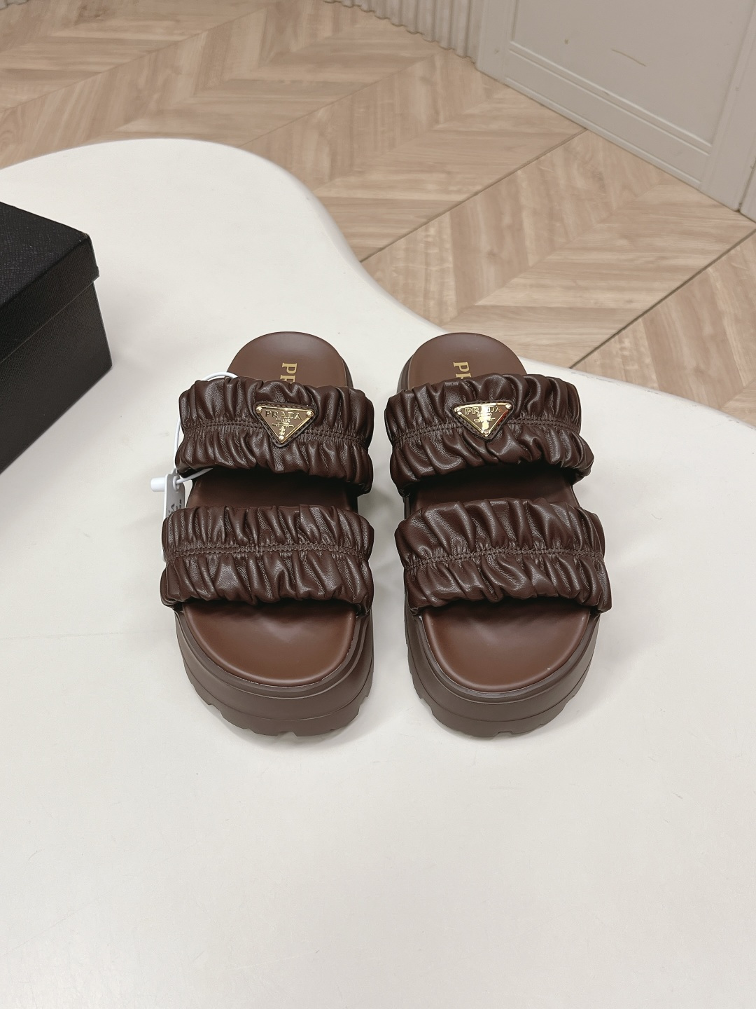 NO:819448,, prada Prada’s 2026 spring and summer new slippers series triangular buckle wrinkled leather slippers, full leather high-end atmosphere, thick soles with full diamonds, making the whole pair of shoes full of charming colors, satisfying various choices for fashionable people of different styles!  标志性金属三角标搭配古沙滩拖鞋造型,每一个设计元素都踩在时髦点上！  Cow suede fabric, foot pads, foam outsole, size 35-40, slippers, prada, prada, slippers19860909,prada普拉达2026春夏新款拖鞋系列 三角扣皱皮拖鞋 全皮高级大气 厚底鞋底搭配全满钻 让整双鞋充满魅力色彩 满足不同风格时髦人士的多种选择！ 标志性金属三角标搭配古沙滩拖鞋造型,每一个设计元素都踩在时髦点上！牛反绒面料 垫脚 发泡大底 码数35-40,拖鞋,prada,prada,slippers,Women's Shoes