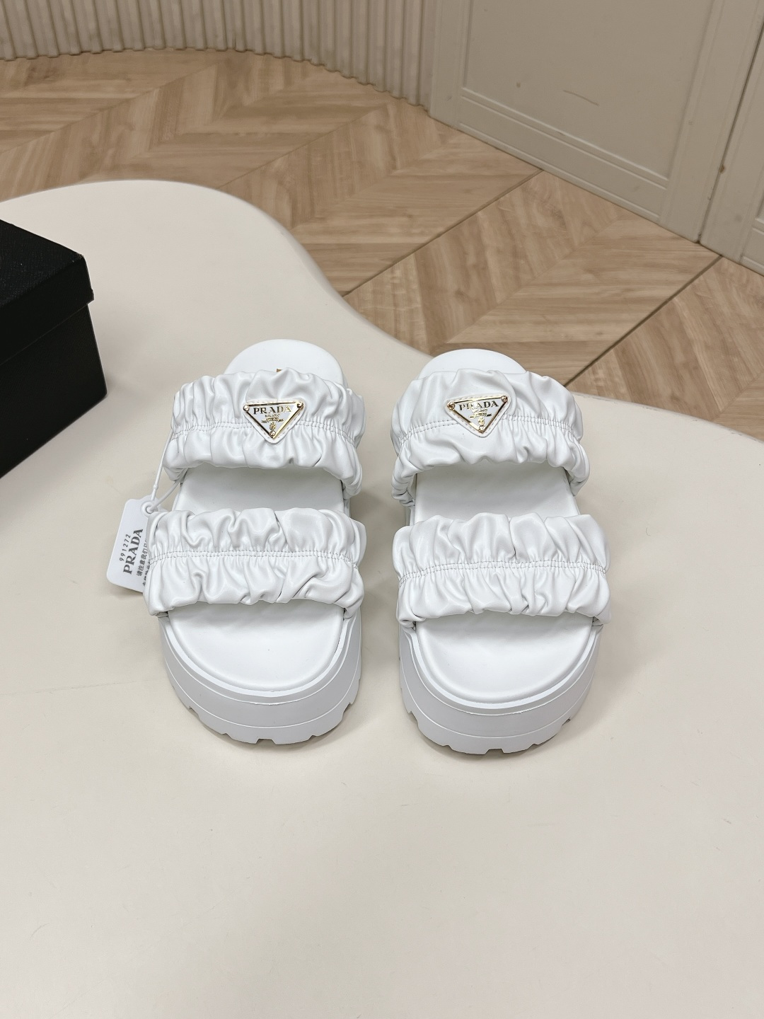 NO:819436,, prada Prada’s 2026 spring and summer new slippers series triangular buckle wrinkled leather slippers, full leather high-end atmosphere, thick soles with full diamonds, making the whole pair of shoes full of charming colors, satisfying various choices for fashionable people of different styles!  The iconic metal triangle logo is paired with the shape of ancient beach slippers. Every design element is fashionable!  Cow suede fabric, foot pads, foam outsole, size 35-40, slippers, prada, prada, slippers19860909,prada普拉达2026春夏新款拖鞋系列 三角扣皱皮拖鞋 全皮高级大气 厚底鞋底搭配全满钻 让整双鞋充满魅力色彩 满足不同风格时髦人士的多种选择！ 标志性金属三角标搭配古沙滩拖鞋造型,每一个设计元素都踩在时髦点上！牛反绒面料 垫脚 发泡大底 码数35-40,拖鞋,prada,prada,slippers,Women's Shoes
