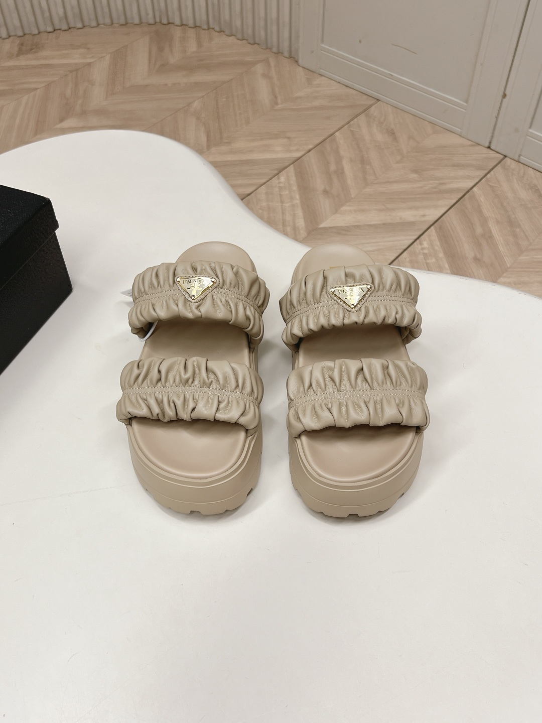 NO:819443,Prada's 2026 spring and summer new slippers series are released. Triangular buckle wrinkled leather slippers, all leather high-end atmosphere, thick-soled soles with full diamonds, making the whole pair of shoes full of charming colors and satisfying various choices for fashionable people of different styles!  The iconic metal triangle logo is paired with the shape of ancient beach slippers. Every design element is fashionable!  Cow suede fabric, foot pads, foam outsole, size 35-40, slippers, prada, prada, slippers19860909出 prada普拉达2026春夏新款拖鞋系列 三角扣皱皮拖鞋 全皮高级大气 厚底鞋底搭配全满钻 让整双鞋充满魅力色彩 满足不同风格时髦人士的多种选择！ 标志性金属三角标搭配古沙滩拖鞋造型,每一个设计元素都踩在时髦点上！牛反绒面料 垫脚 发泡大底 码数35-40,拖鞋,prada,prada,slippers,Women's Shoes