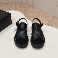 Prada 普拉达2026春夏新款凉鞋系列 罗马厚底凉鞋 最新走秀款,经典升级 舒适度与时髦度并存 每个 Prada 普拉达2026春夏新款凉鞋系列 罗马厚底凉鞋 最新走秀款,经典升级 舒适度与时髦度并存 每个