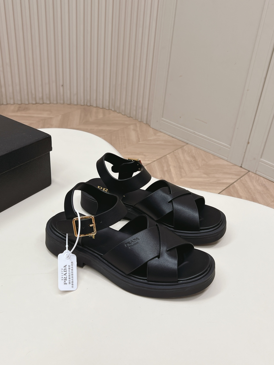 Prada 普拉达2026春夏新款凉鞋系列 罗马厚底凉鞋 最新走秀款，经典升级 舒适度与时髦度并存 每个