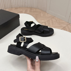 Prada 普拉达2026春夏新款凉鞋系列 罗马厚底凉鞋 最新走秀款,经典升级 舒适度与时髦度并存 每个 Prada 普拉达2026春夏新款凉鞋系列 罗马厚底凉鞋 最新走秀款,经典升级 舒适度与时髦度并存 每个