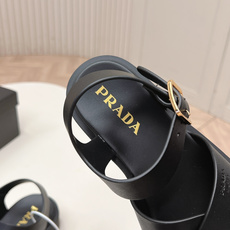 Prada 普拉达2026春夏新款凉鞋系列 罗马厚底凉鞋 最新走秀款,经典升级 舒适度与时髦度并存 每个 Prada 普拉达2026春夏新款凉鞋系列 罗马厚底凉鞋 最新走秀款,经典升级 舒适度与时髦度并存 每个