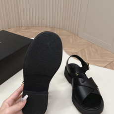 Prada 普拉达2026春夏新款凉鞋系列 罗马厚底凉鞋 最新走秀款,经典升级 舒适度与时髦度并存 每个 Prada 普拉达2026春夏新款凉鞋系列 罗马厚底凉鞋 最新走秀款,经典升级 舒适度与时髦度并存 每个