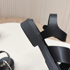Prada 普拉达2026春夏新款凉鞋系列 罗马厚底凉鞋 最新走秀款,经典升级 舒适度与时髦度并存 每个 Prada 普拉达2026春夏新款凉鞋系列 罗马厚底凉鞋 最新走秀款,经典升级 舒适度与时髦度并存 每个
