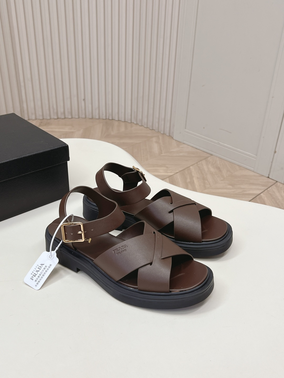 Prada 普拉达2026春夏新款凉鞋系列 罗马厚底凉鞋 最新走秀款，经典升级 舒适度与时髦度并存 每个