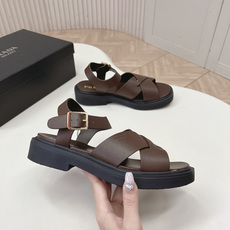 Prada 普拉达2026春夏新款凉鞋系列 罗马厚底凉鞋 最新走秀款,经典升级 舒适度与时髦度并存 每个 Prada 普拉达2026春夏新款凉鞋系列 罗马厚底凉鞋 最新走秀款,经典升级 舒适度与时髦度并存 每个