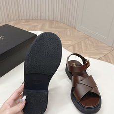 Prada 普拉达2026春夏新款凉鞋系列 罗马厚底凉鞋 最新走秀款,经典升级 舒适度与时髦度并存 每个 Prada 普拉达2026春夏新款凉鞋系列 罗马厚底凉鞋 最新走秀款,经典升级 舒适度与时髦度并存 每个