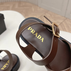 Prada 普拉达2026春夏新款凉鞋系列 罗马厚底凉鞋 最新走秀款,经典升级 舒适度与时髦度并存 每个 Prada 普拉达2026春夏新款凉鞋系列 罗马厚底凉鞋 最新走秀款,经典升级 舒适度与时髦度并存 每个