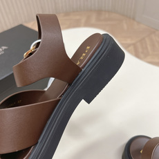 Prada 普拉达2026春夏新款凉鞋系列 罗马厚底凉鞋 最新走秀款,经典升级 舒适度与时髦度并存 每个 Prada 普拉达2026春夏新款凉鞋系列 罗马厚底凉鞋 最新走秀款,经典升级 舒适度与时髦度并存 每个