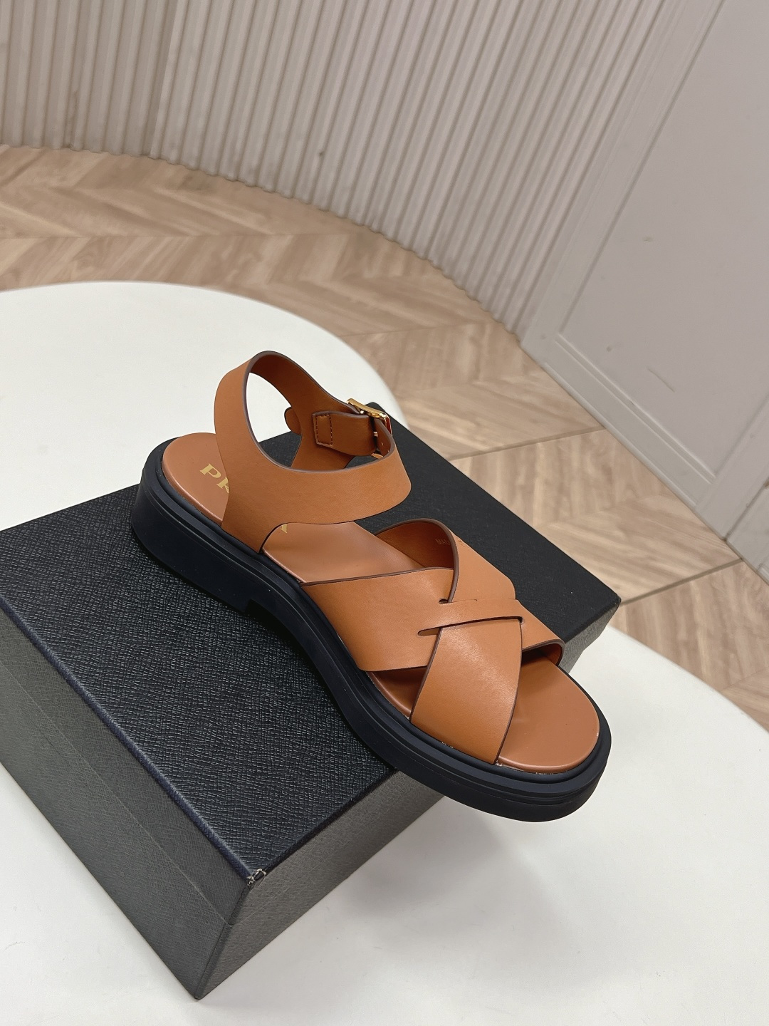 Prada 普拉达2026春夏新款凉鞋系列 罗马厚底凉鞋 最新走秀款，经典升级 舒适度与时髦度并存 每个
