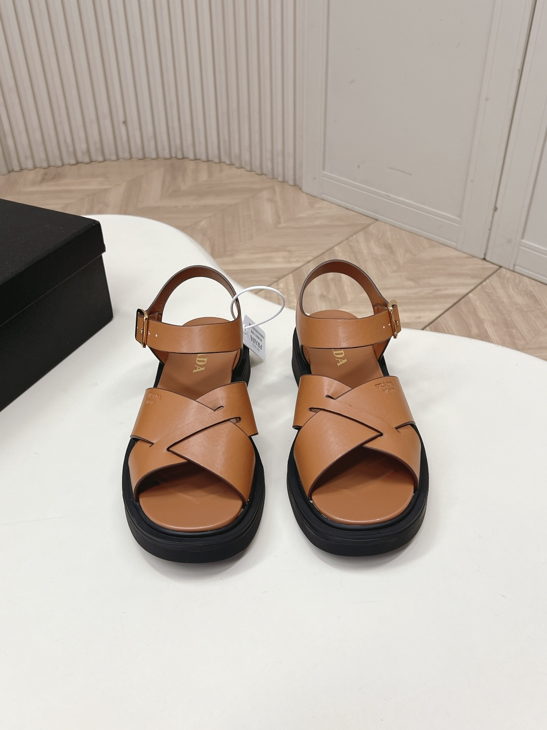 Prada 普拉达2026春夏新款凉鞋系列 罗马厚底凉鞋 最新走秀款，经典升级 舒适度与时髦度并存 每个