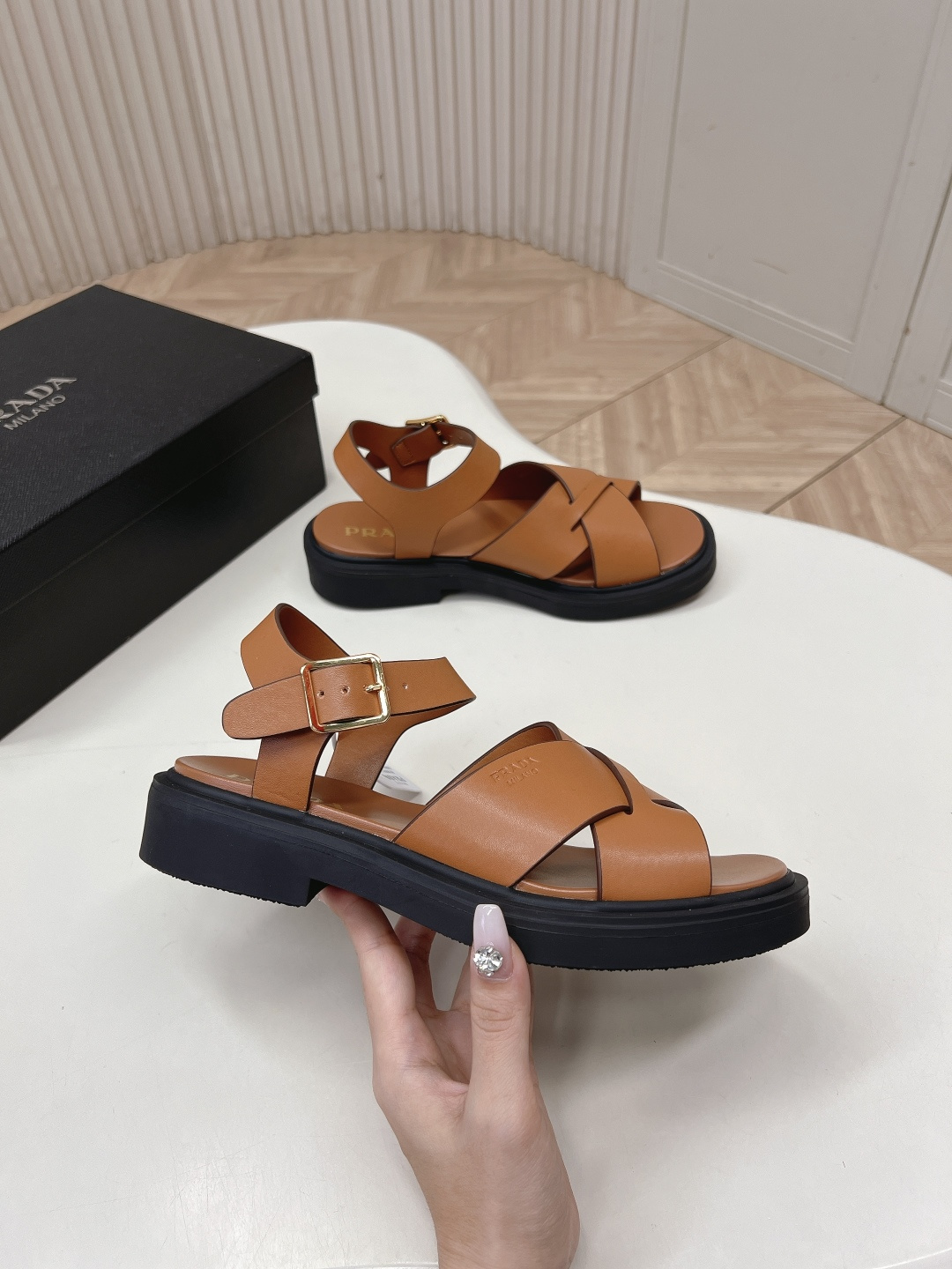 Prada 普拉达2026春夏新款凉鞋系列 罗马厚底凉鞋 最新走秀款，经典升级 舒适度与时髦度并存 每个