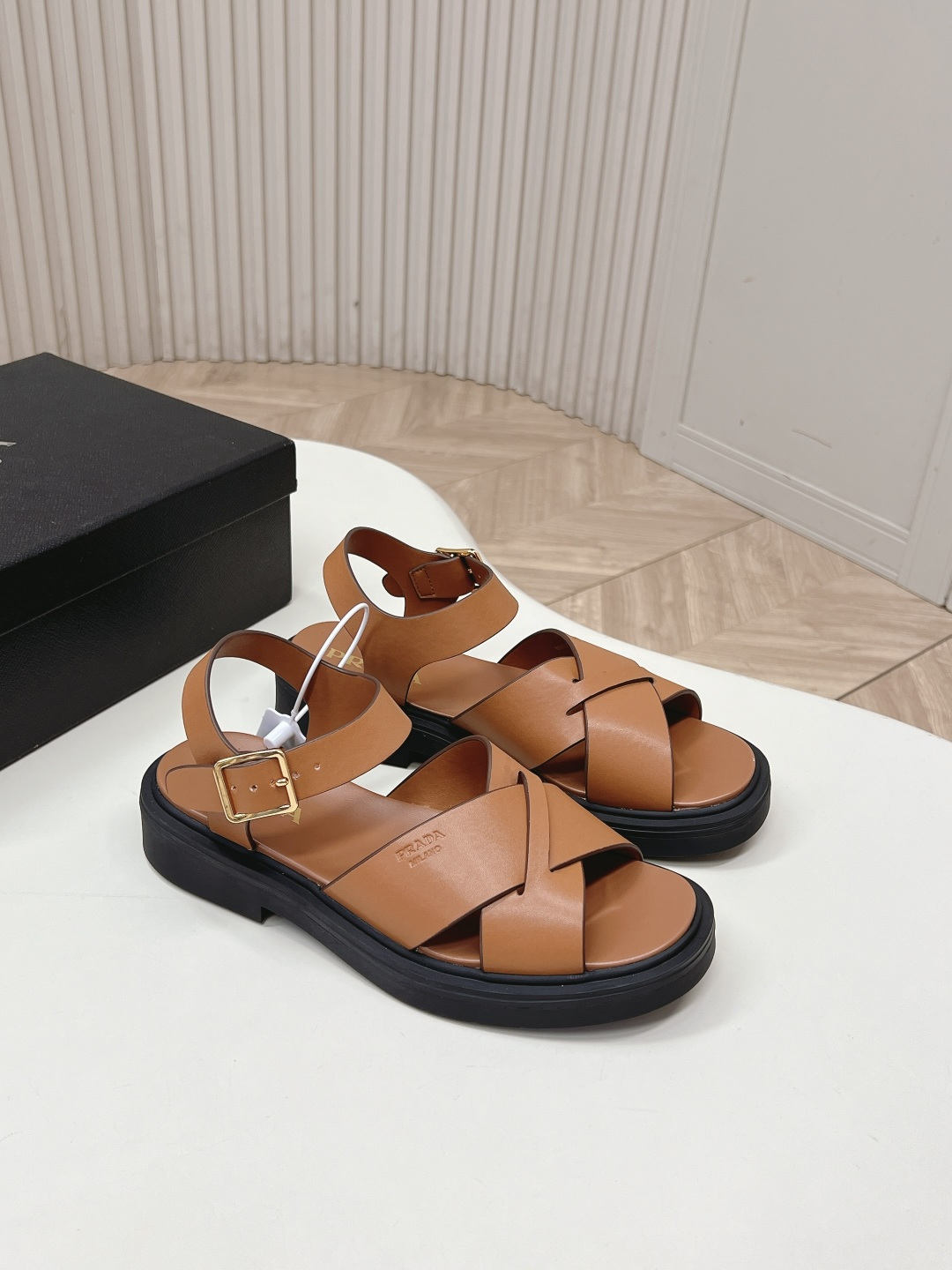 Prada 普拉达2026春夏新款凉鞋系列 罗马厚底凉鞋 最新走秀款，经典升级 舒适度与时髦度并存 每个