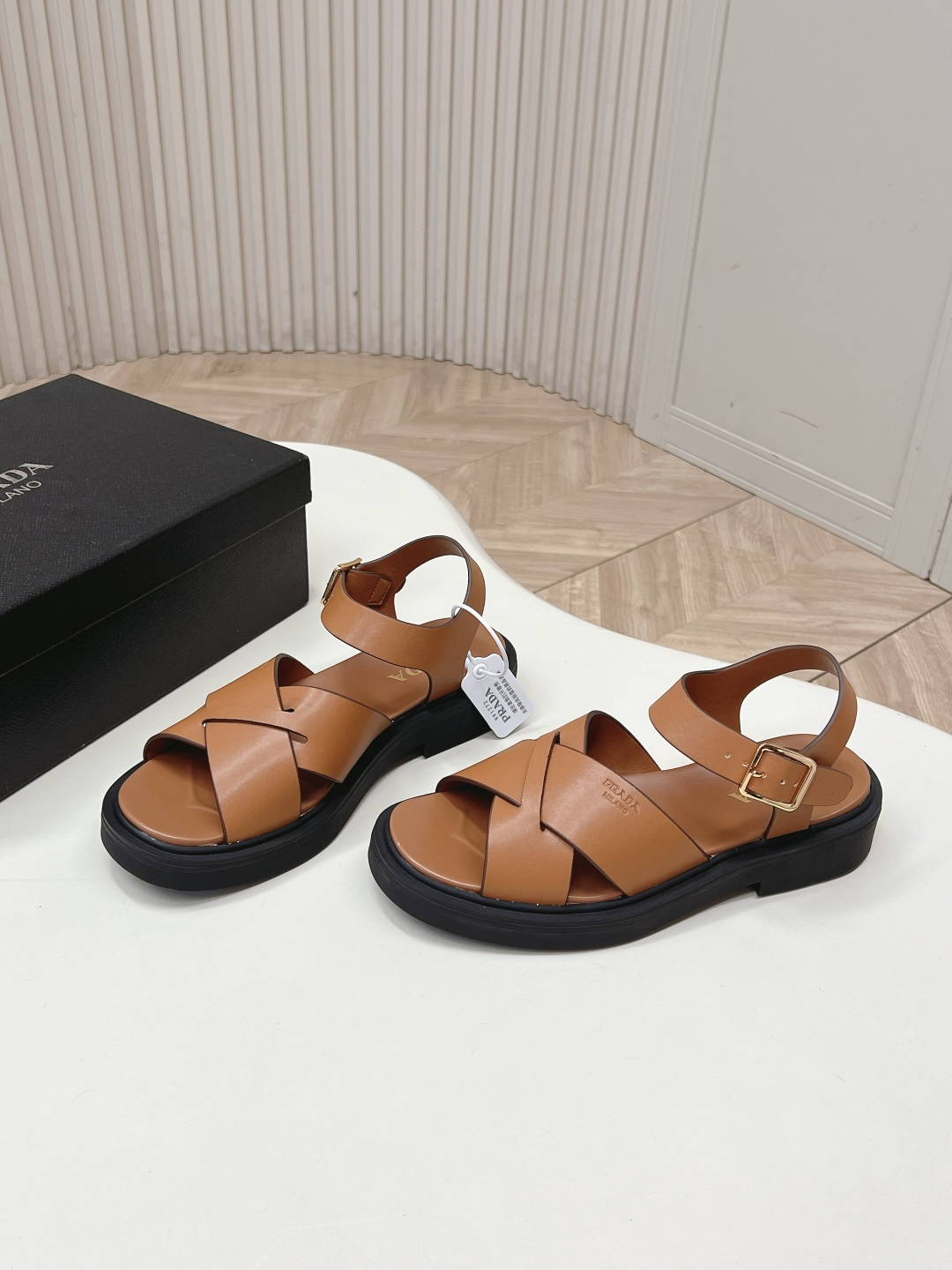 Prada 普拉达2026春夏新款凉鞋系列 罗马厚底凉鞋 最新走秀款，经典升级 舒适度与时髦度并存 每个