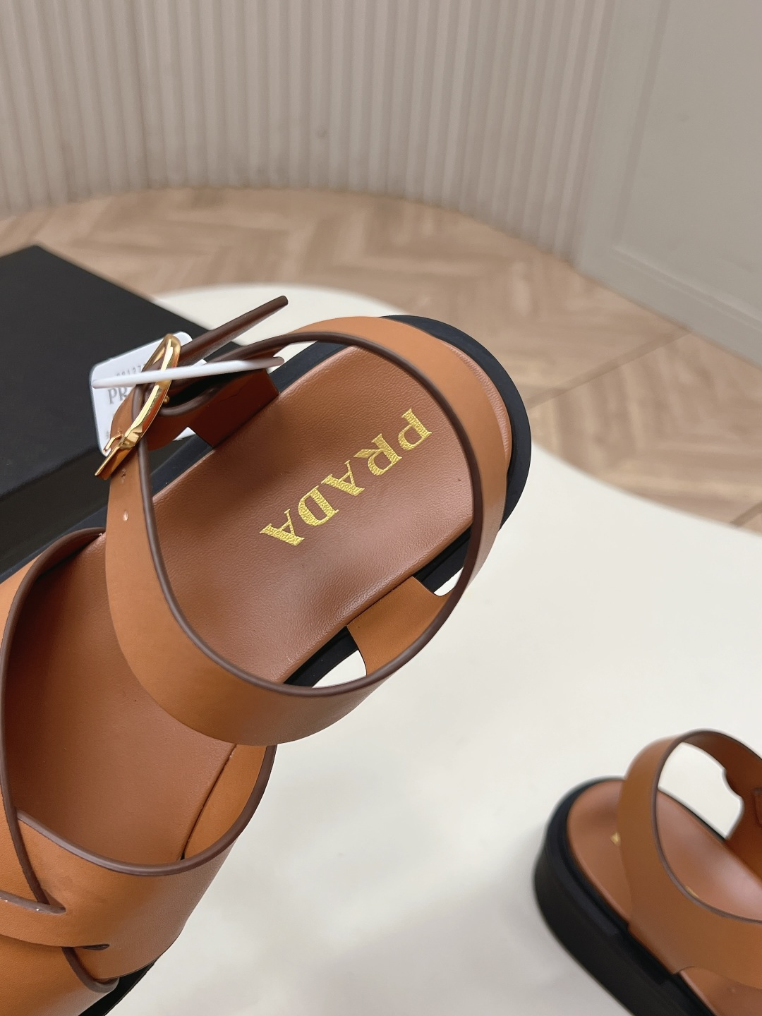Prada 普拉达2026春夏新款凉鞋系列 罗马厚底凉鞋 最新走秀款，经典升级 舒适度与时髦度并存 每个