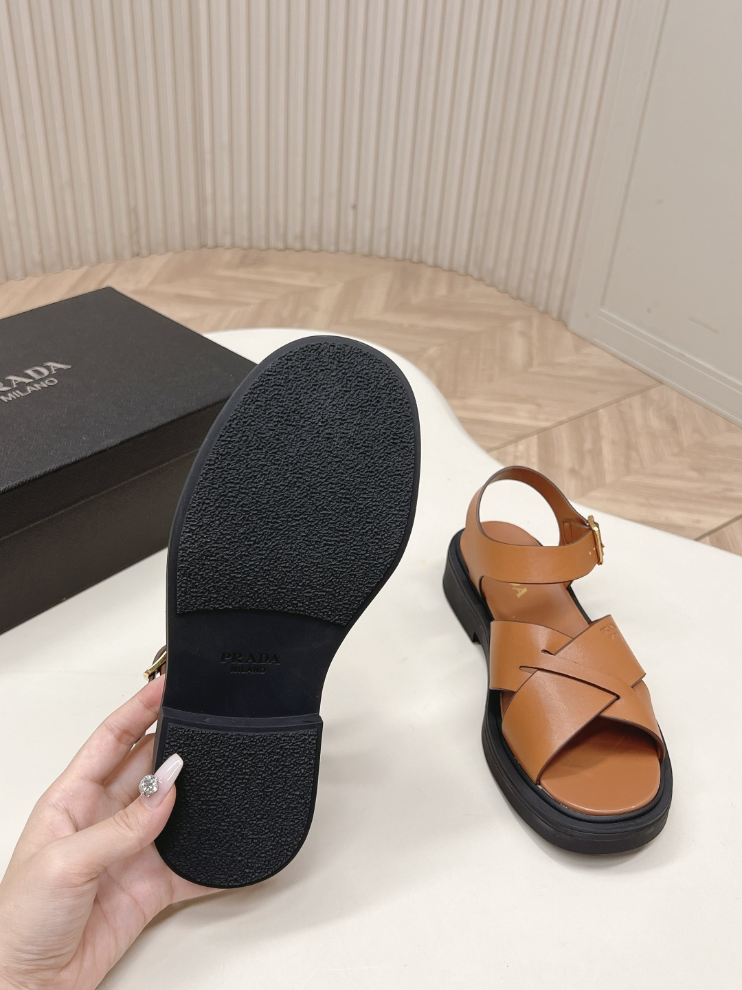 Prada 普拉达2026春夏新款凉鞋系列 罗马厚底凉鞋 最新走秀款，经典升级 舒适度与时髦度并存 每个