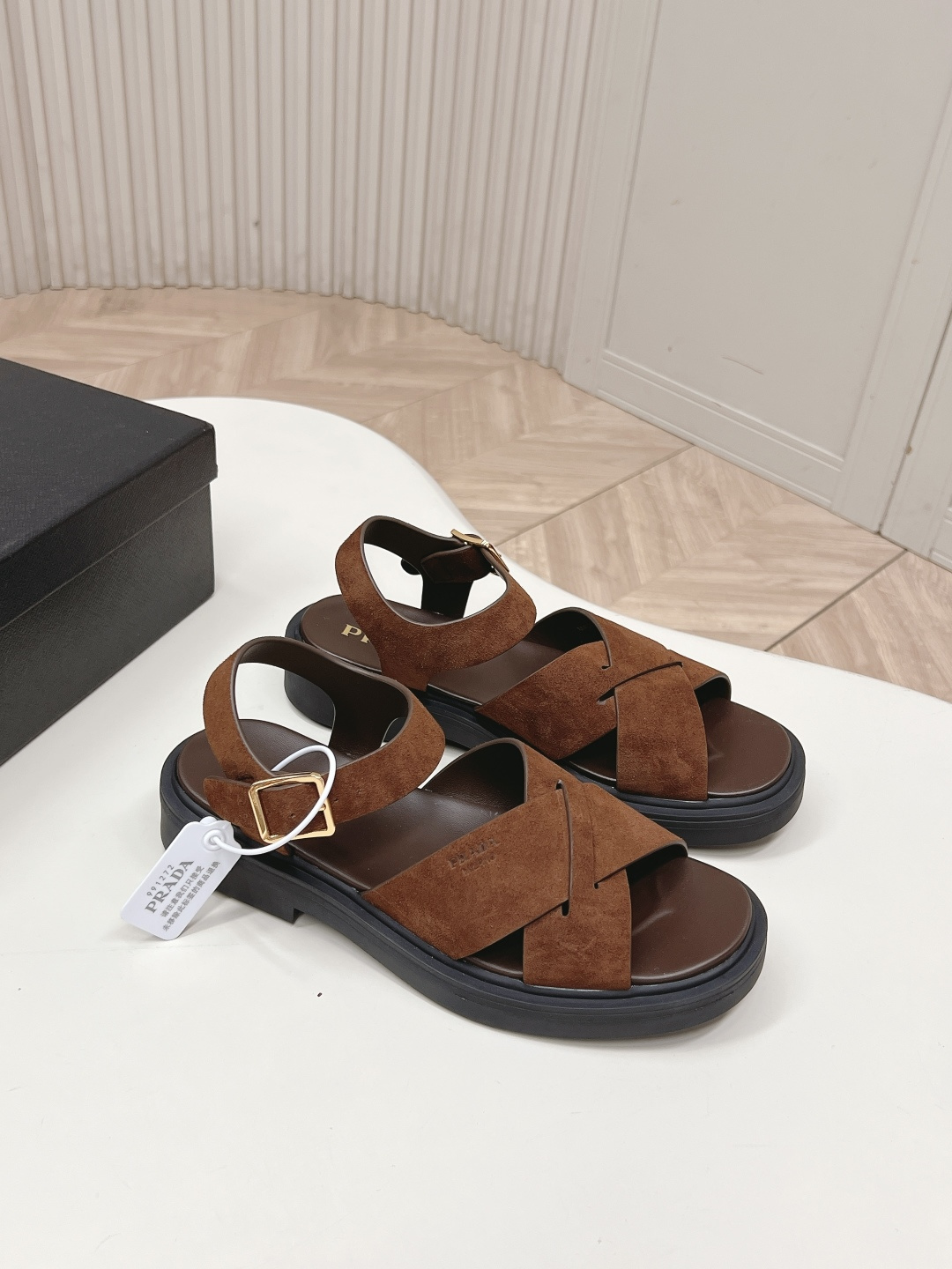 Prada 普拉达2026春夏新款凉鞋系列 罗马厚底凉鞋 最新走秀款，经典升级 舒适度与时髦度并存 每个