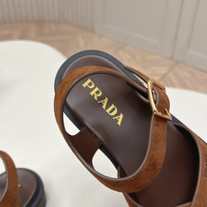 Prada 普拉达2026春夏新款凉鞋系列 罗马厚底凉鞋 最新走秀款,经典升级 舒适度与时髦度并存 每个 Prada 普拉达2026春夏新款凉鞋系列 罗马厚底凉鞋 最新走秀款,经典升级 舒适度与时髦度并存 每个
