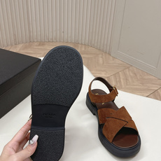 Prada 普拉达2026春夏新款凉鞋系列 罗马厚底凉鞋 最新走秀款,经典升级 舒适度与时髦度并存 每个 Prada 普拉达2026春夏新款凉鞋系列 罗马厚底凉鞋 最新走秀款,经典升级 舒适度与时髦度并存 每个