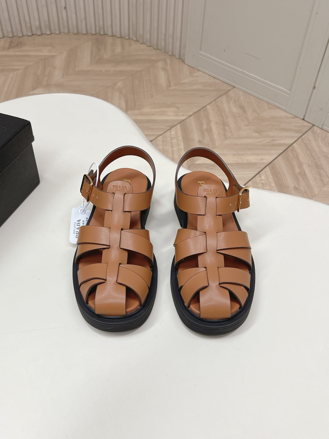 Prada 普拉达2026春夏新款凉鞋系列 罗马厚底凉鞋 最新走秀款，经典升级 舒适度与时髦度并存 每个
