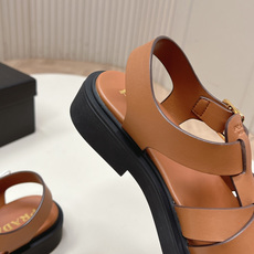 Prada 普拉达2026春夏新款凉鞋系列 罗马厚底凉鞋 最新走秀款,经典升级 舒适度与时髦度并存 每个 Prada 普拉达2026春夏新款凉鞋系列 罗马厚底凉鞋 最新走秀款,经典升级 舒适度与时髦度并存 每个