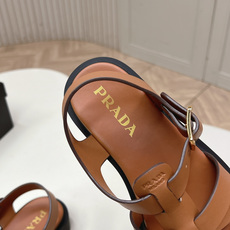 Prada 普拉达2026春夏新款凉鞋系列 罗马厚底凉鞋 最新走秀款,经典升级 舒适度与时髦度并存 每个 Prada 普拉达2026春夏新款凉鞋系列 罗马厚底凉鞋 最新走秀款,经典升级 舒适度与时髦度并存 每个