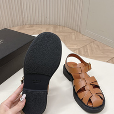 Prada 普拉达2026春夏新款凉鞋系列 罗马厚底凉鞋 最新走秀款,经典升级 舒适度与时髦度并存 每个 Prada 普拉达2026春夏新款凉鞋系列 罗马厚底凉鞋 最新走秀款,经典升级 舒适度与时髦度并存 每个