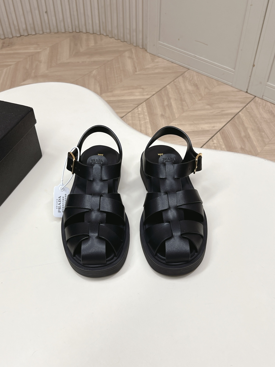 Prada 普拉达2026春夏新款凉鞋系列 罗马厚底凉鞋 最新走秀款，经典升级 舒适度与时髦度并存 每个