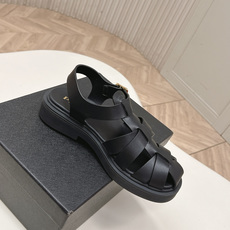Prada 普拉达2026春夏新款凉鞋系列 罗马厚底凉鞋 最新走秀款,经典升级 舒适度与时髦度并存 每个 Prada 普拉达2026春夏新款凉鞋系列 罗马厚底凉鞋 最新走秀款,经典升级 舒适度与时髦度并存 每个