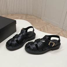 Prada 普拉达2026春夏新款凉鞋系列 罗马厚底凉鞋 最新走秀款,经典升级 舒适度与时髦度并存 每个 Prada 普拉达2026春夏新款凉鞋系列 罗马厚底凉鞋 最新走秀款,经典升级 舒适度与时髦度并存 每个