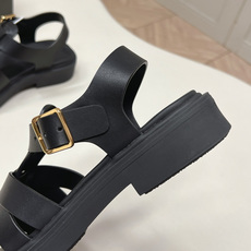 Prada 普拉达2026春夏新款凉鞋系列 罗马厚底凉鞋 最新走秀款,经典升级 舒适度与时髦度并存 每个 Prada 普拉达2026春夏新款凉鞋系列 罗马厚底凉鞋 最新走秀款,经典升级 舒适度与时髦度并存 每个