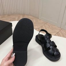 Prada 普拉达2026春夏新款凉鞋系列 罗马厚底凉鞋 最新走秀款,经典升级 舒适度与时髦度并存 每个 Prada 普拉达2026春夏新款凉鞋系列 罗马厚底凉鞋 最新走秀款,经典升级 舒适度与时髦度并存 每个