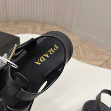 Prada 普拉达2026春夏新款凉鞋系列 罗马厚底凉鞋 最新走秀款,经典升级 舒适度与时髦度并存 每个 Prada 普拉达2026春夏新款凉鞋系列 罗马厚底凉鞋 最新走秀款,经典升级 舒适度与时髦度并存 每个