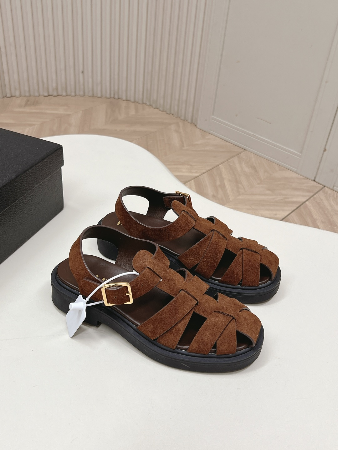 Prada 普拉达2026春夏新款凉鞋系列 罗马厚底凉鞋 最新走秀款,经典升级 舒适度与时髦度并存 每个 Prada 普拉达2026春夏新款凉鞋系列 罗马厚底凉鞋 最新走秀款,经典升级 舒适度与时髦度并存 每个