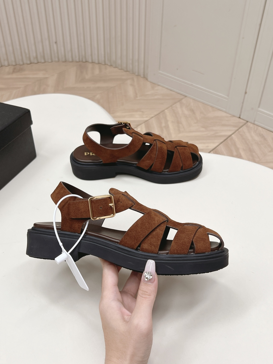 Prada 普拉达2026春夏新款凉鞋系列 罗马厚底凉鞋 最新走秀款,经典升级 舒适度与时髦度并存 每个 Prada 普拉达2026春夏新款凉鞋系列 罗马厚底凉鞋 最新走秀款,经典升级 舒适度与时髦度并存 每个