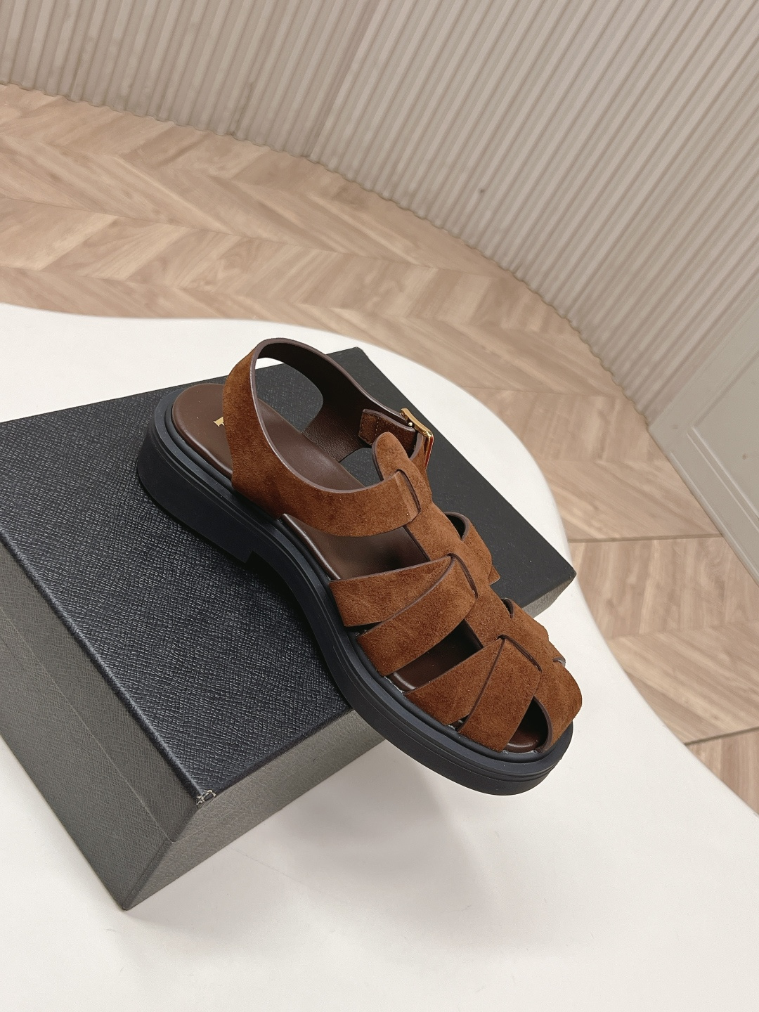 Prada 普拉达2026春夏新款凉鞋系列 罗马厚底凉鞋 最新走秀款,经典升级 舒适度与时髦度并存 每个 Prada 普拉达2026春夏新款凉鞋系列 罗马厚底凉鞋 最新走秀款,经典升级 舒适度与时髦度并存 每个