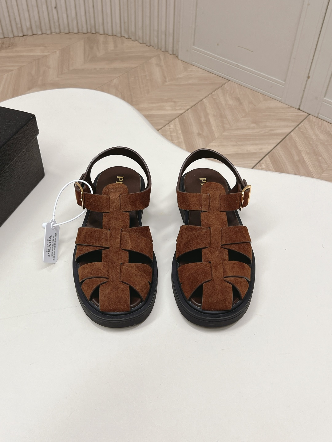 NO:819424,Prada Prada 2026 spring and summer new sandals series Roman thick-soled sandals The latest catwalk model, classic upgrades, comfort and fashionability coexist. Every color combination looks good, and the design matches different style needs. Genuine leather washed outsole original military canvas fabric 1:1 open mold non-slip tooth bottom Code number: 35-40, sandals, prada, prada, sandals19860909Prada 普拉达2026春夏新款凉鞋系列 罗马厚底凉鞋 最新走秀款,经典升级 舒适度与时髦度并存 每个颜色搭配都好看,设计搭配不同风格需求 真皮洗水工艺大底原版军工帆布面料1:1开模防滑牙齿底 码数: 35-40,凉鞋,prada,prada,sandals,Women's Shoes