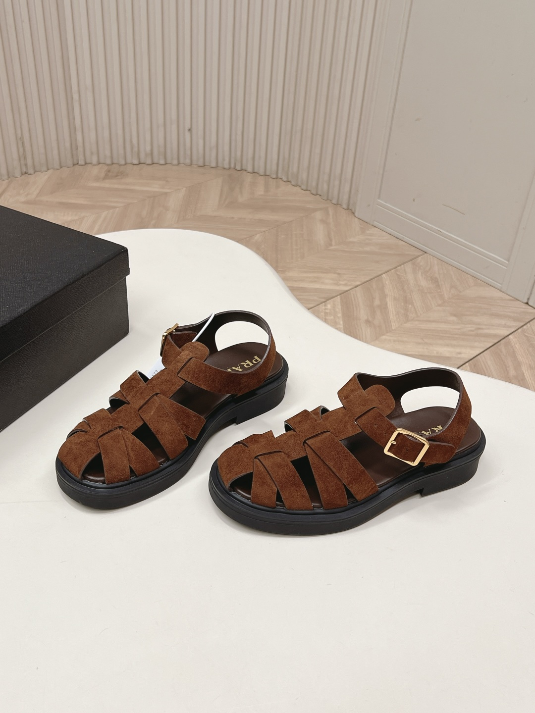 Prada 普拉达2026春夏新款凉鞋系列 罗马厚底凉鞋 最新走秀款,经典升级 舒适度与时髦度并存 每个 Prada 普拉达2026春夏新款凉鞋系列 罗马厚底凉鞋 最新走秀款,经典升级 舒适度与时髦度并存 每个